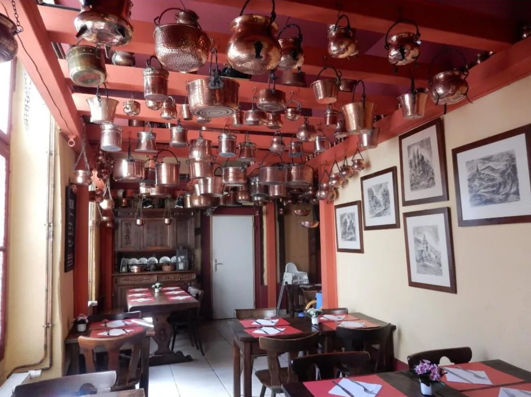 Salle au plafond couvert de casseroles en cuivre